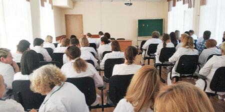 В июне проводится лекция