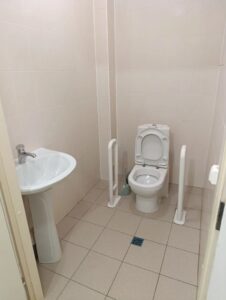 Унитаз дополнительно оборудован поручнями