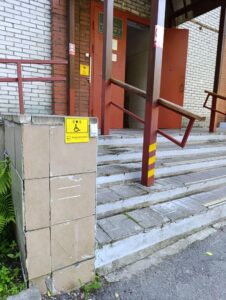 Кнопка звукового оповещения дежурной смены перед парадной лестницей