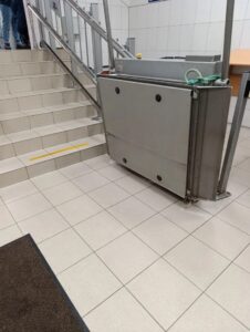 В холле учреждения перед регистратурой находится подъёмная платформа для маломобильной группы населения